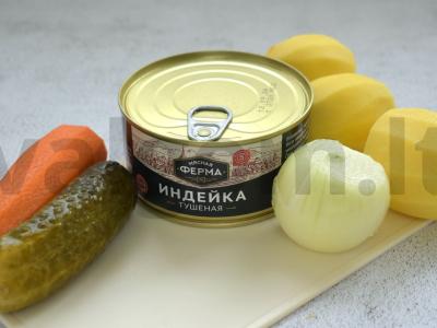 Bulvės su kalakutiena ir marinuotais agurkais Žingsnis 1