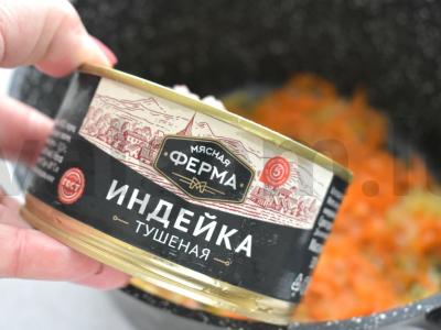 Bulvės su kalakutiena ir marinuotais agurkais Žingsnis 3