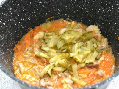 Bulvės su kalakutiena ir marinuotais agurkais Žingsnis 4