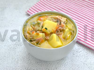 Bulvės su kalakutiena ir marinuotais agurkais pagrindine nuotrauka