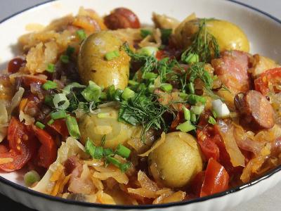 Sotūs kopūstų troškinys su rūkytais mėsos gaminiais pagrindine nuotrauka