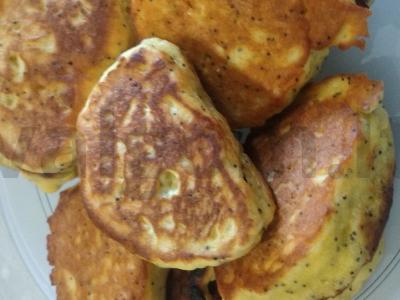 Švelnūs blynai su aguonomis ant minkšto varškės pagrindine nuotrauka