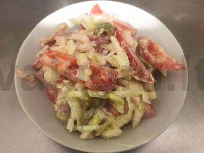 Daržovių salotas su alyvuogėmis ir rūkytu bekonu pagrindine nuotrauka