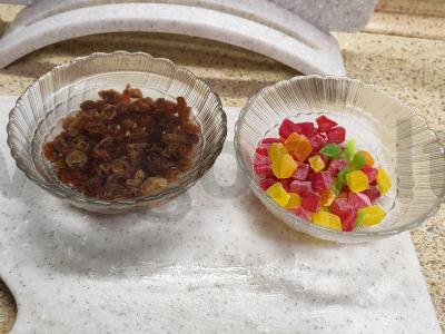 Šokoladinis keksiukas su razinomis ir cukatais Žingsnis 1