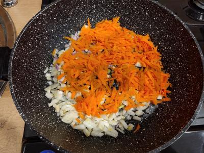 Grikių košė su troškiniu, svogūnais ir morkomis Žingsnis 4