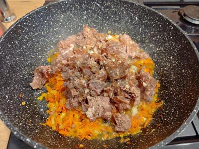 Grikių košė su troškiniu, svogūnais ir morkomis Žingsnis 5