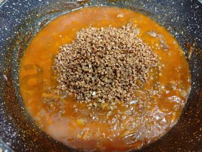 Grikių košė su troškiniu, svogūnais ir morkomis Žingsnis 7