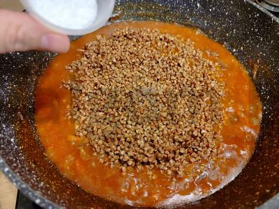 Grikių košė su troškiniu, svogūnais ir morkomis Žingsnis 8