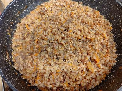 Grikių košė su troškiniu, svogūnais ir morkomis Žingsnis 10