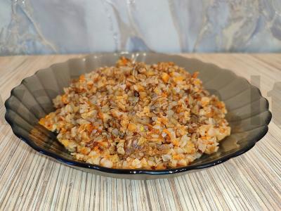 Grikių košė su troškiniu, svogūnais ir morkomis pagrindine nuotrauka