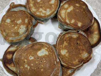 Varškės blynai su mėlynių ir bananų skoniu pagrindine nuotrauka