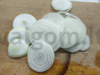 Aromatinga rūkytos skumbrės su svogūnais Žingsnis 1