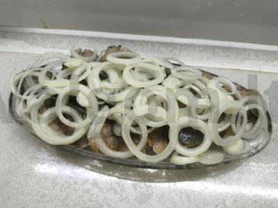 Aromatinga rūkytos skumbrės su svogūnais pagrindine nuotrauka