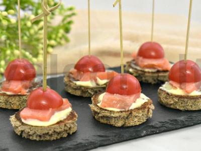 Kanarė su lašiša ir vyšniniais pomidorais pagrindine nuotrauka