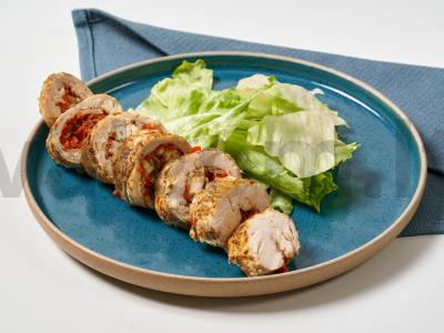 Namų vištienos ritinys su sūriu ir saldžiaisiais pipirais pagrindine nuotrauka