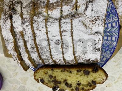 Kreminis pyragas su razinom arbatai pagrindine nuotrauka