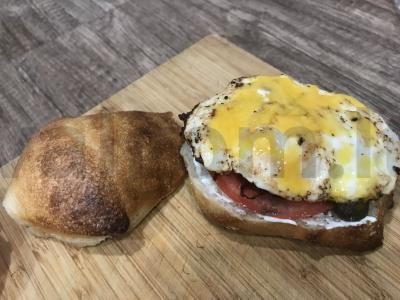 Kiaušinių burgeris su keptu kiaušiniu ir čederio sūriu Žingsnis 3