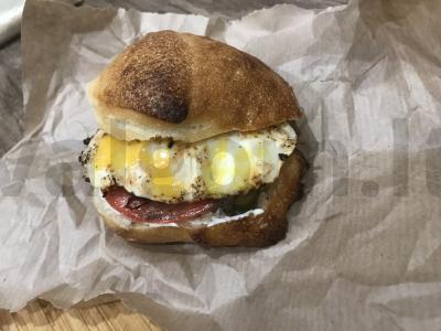 Kiaušinių burgeris su keptu kiaušiniu ir čederio sūriu pagrindine nuotrauka