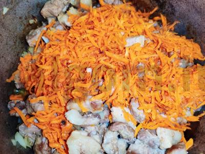 Kiaulienos plovas su raudonosiomis serbentėmis Žingsnis 3