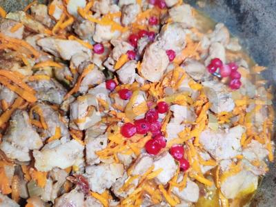 Kiaulienos plovas su raudonosiomis serbentėmis Žingsnis 5