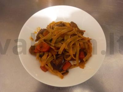 Laghmanas su kalakutiena ir daržovėmis vakarienei pagrindine nuotrauka