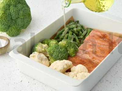 Rožinė lašiša su daržovėmis ir špinatų padažu Žingsnis 3