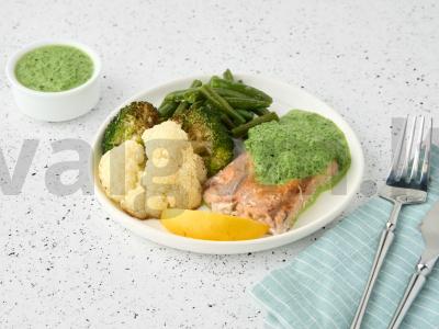 Rožinė lašiša su daržovėmis ir špinatų padažu pagrindine nuotrauka