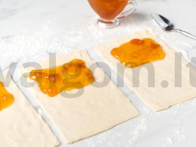 Sluoksniuotos bandelės su uogiene Žingsnis 2