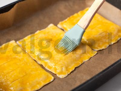 Sluoksniuotos bandelės su uogiene Žingsnis 4