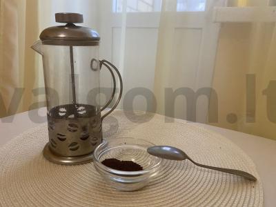 Kava su pienu ir šaukšteliu medaus Žingsnis 1