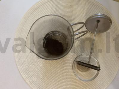 Kava su pienu ir šaukšteliu medaus Žingsnis 2