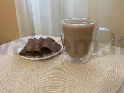 Kava su pienu ir šaukšteliu medaus pagrindine nuotrauka