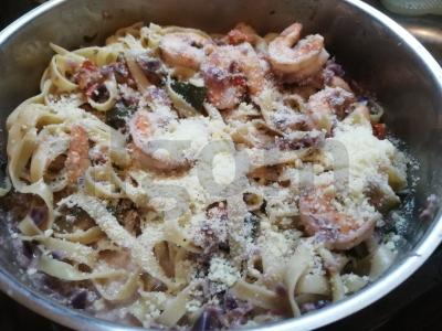 Tagliatelle su grietinėlės padažu, daržovėmis ir tigro krevetėmis Žingsnis 8