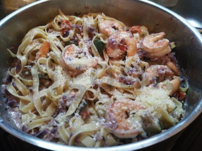 Tagliatelle su grietinėlės padažu, daržovėmis ir tigro krevetėmis pagrindine nuotrauka