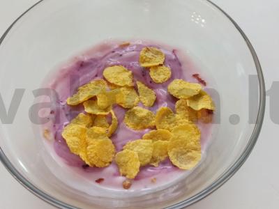 Jogurtas su mėlynėmis, žemės riešutais ir kukurūzų dribsniais Žingsnis 4