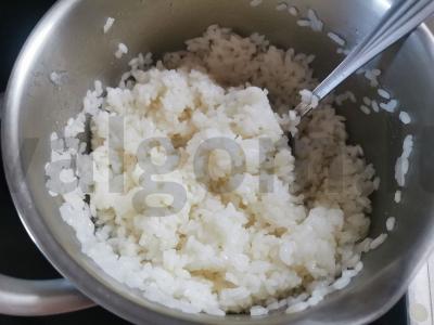 Rulonai su krabų lazdelėmis, omletu ir agurku Žingsnis 4