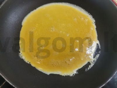 Rulonai su krabų lazdelėmis, omletu ir agurku Žingsnis 5