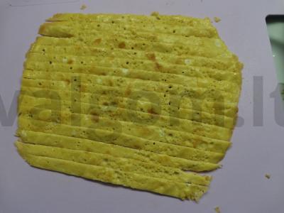 Rulonai su krabų lazdelėmis, omletu ir agurku Žingsnis 6