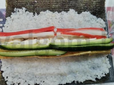 Rulonai su krabų lazdelėmis, omletu ir agurku Žingsnis 9