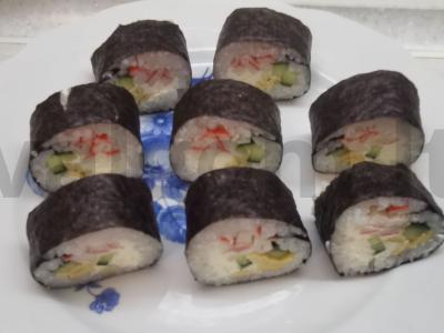 Rulonai su krabų lazdelėmis, omletu ir agurku pagrindine nuotrauka