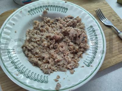 Salotas su lašiša, kukurūzais ir marinuotais agurkais Žingsnis 1