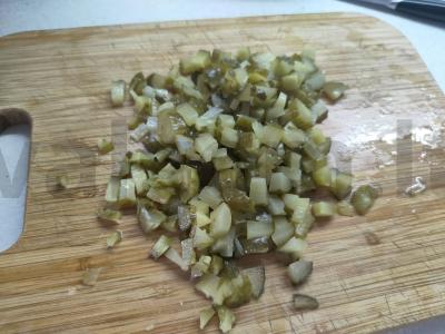 Salotas su lašiša, kukurūzais ir marinuotais agurkais Žingsnis 3