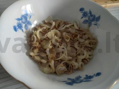 Salotas su lašiša, kukurūzais ir marinuotais agurkais Žingsnis 4