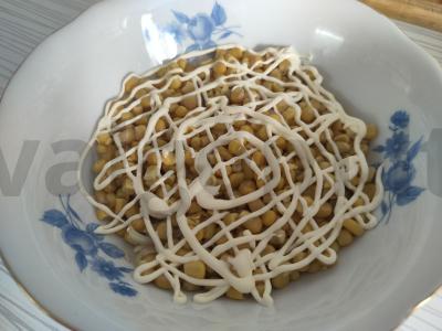 Salotas su lašiša, kukurūzais ir marinuotais agurkais Žingsnis 5