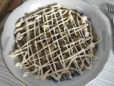 Salotas su lašiša, kukurūzais ir marinuotais agurkais pagrindine nuotrauka