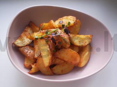 Kaimiški bulvės su paprika ir džiovintu česnaku pagrindine nuotrauka