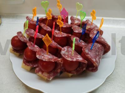 Kanarė su dešra, sūriu ir vyšniniais pomidorais pagrindine nuotrauka