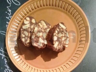 Šokoladinis dešrelė iš sausainių, kakavos ir vanilinio cukraus pagrindine nuotrauka