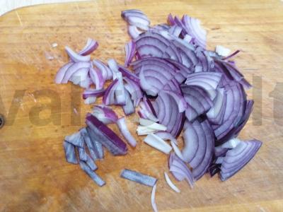 Pomidorų salotos su raudonuoju svogūnu Žingsnis 1