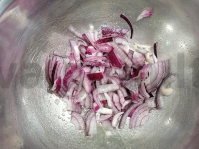 Pomidorų salotos su raudonuoju svogūnu Žingsnis 2